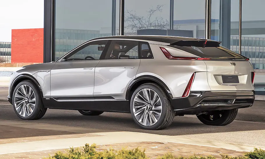 Cadillac Lyriq (2024) Der Cadillac Lyriq (2024) stehend von schräg hinten fotografiert.