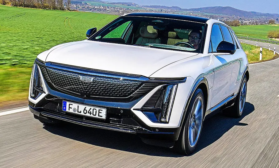 Blick von schräg vorne auf den fahrenden Cadillac Lyriq.