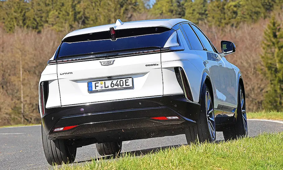 Blick von hinten auf den fahrenden Cadillac Lyriq.
