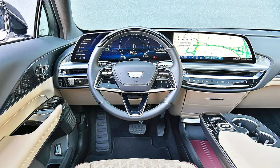 Blick auf die Armaturen im Innenraum des Cadillac Lyriq.