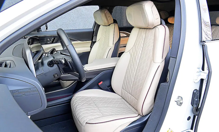 Blick auf die Vordersitze im Innenraum des Cadillac Lyriq.