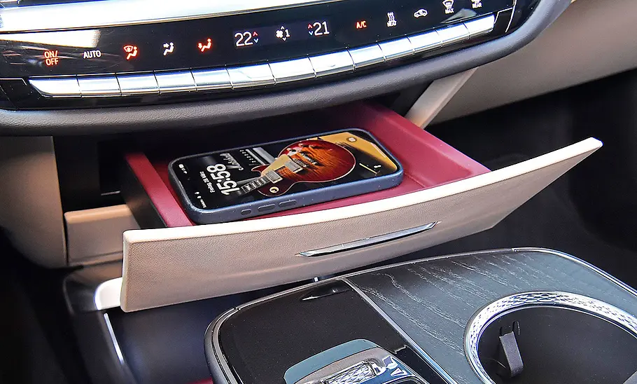 Blick auf die Ablagefläche der Armaturen im Innenraum des Cadillac Lyriq.