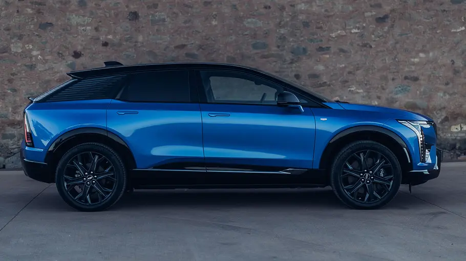 Der Cadillac Optiq (2026) steht vor einer Mauer. Die Seitenansicht wurde fotografiert.