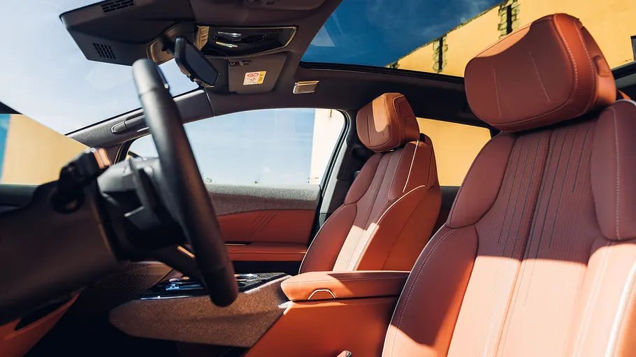 Die Vordersitze und das Panoramadach des Cadillac Optiq (2026).