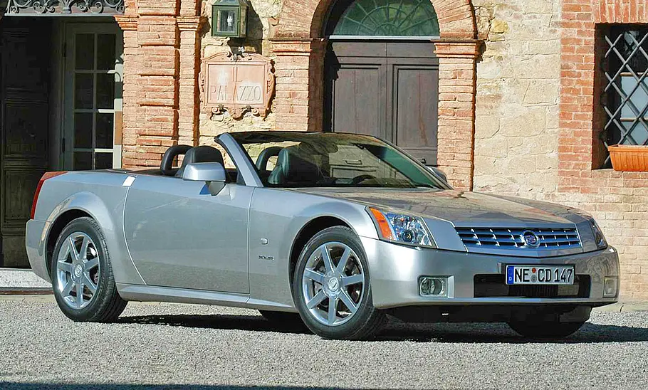 Der Cadillac XLR stehend vor einem Gebäude.