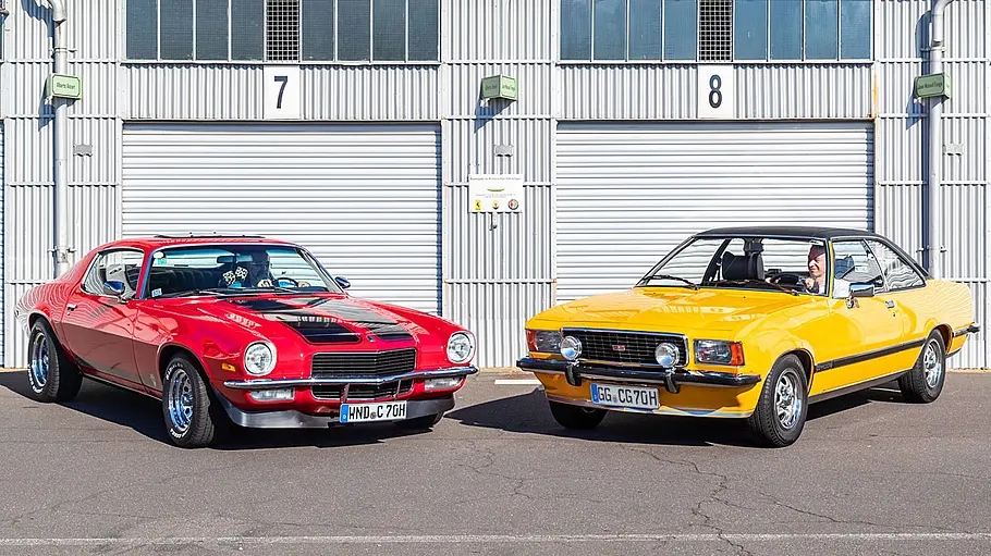 Chevrolet Camaro und Opel Commodore B GS stehend von schräg vorne.