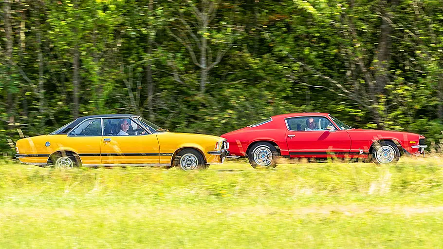 Opel Commodore B GS und Chevrolet Camaro fahrend seitlich.