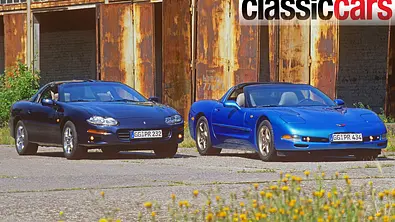 Chevrolet Corvette C5 und Camaro Z28 stehend von schräg vorne. - Foto: AUTO ZEITUNG