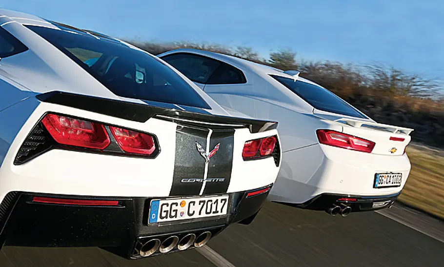 Chevrolet Camaro gegen Corvette Armdicke Endrohre an Camaro und Corvette