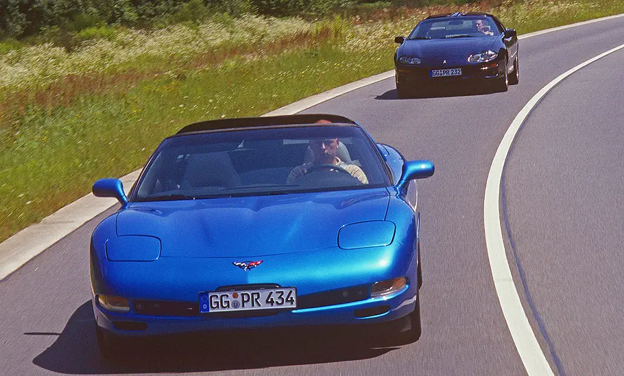 Chevrolet Camaro Z28 und Chevrolet Corvette C5 fahrend von vorne.