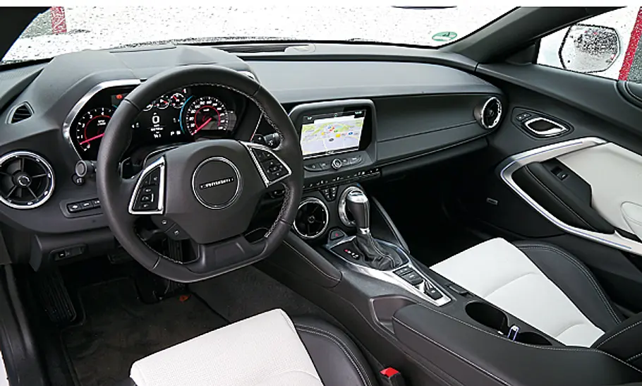 Chevrolet Camaro gegen Corvette Das Cockpit des Camaro