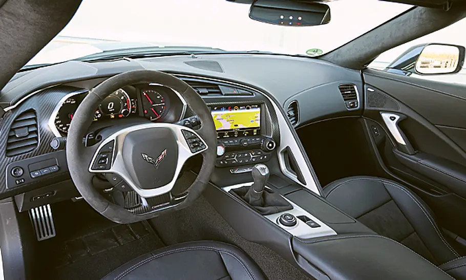 Chevrolet Camaro gegen Corvette Das Cockpit der Corvette