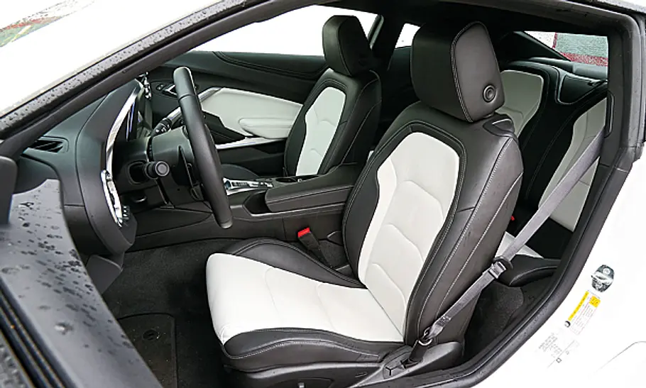 Chevrolet Camaro gegen Corvette Gemütliche Sitze im Camaro