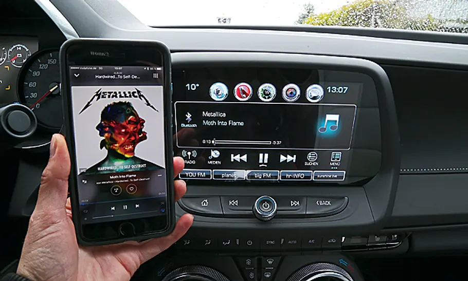 Chevrolet Camaro gegen Corvette Connectivity im Camaro