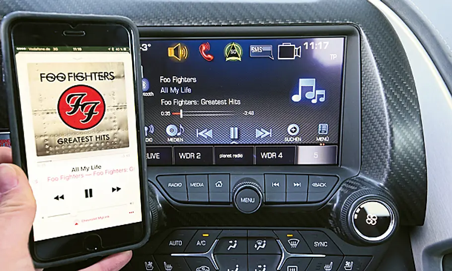 Chevrolet Camaro gegen Corvette Connectivity in der Corvette
