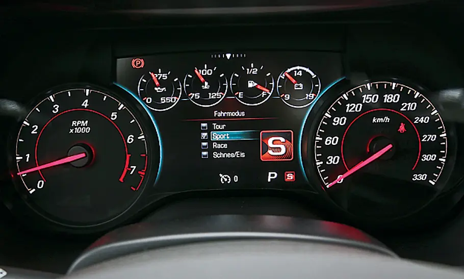 Chevrolet Camaro gegen Corvette Animierte Instrumente im Camaro