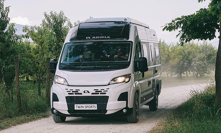 Im Bild ist der fahrende Adria Twin Sports 640 SGX von schräg vorne zu sehen.