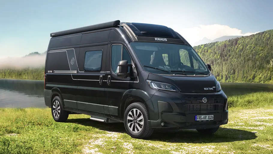Campervans mit Aufstelldach Der Knaus Boxtime statisch von schräg vorne rechts.