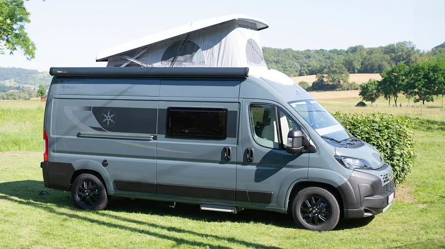 Campervans mit Aufstelldach Der Karmann Davis 595 Trendstyle statisch von schräg vorne rechts mit geöffnetem Aufstelldach.