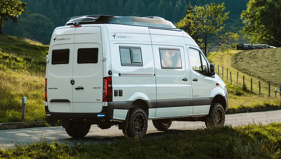 Campervans mit Aufstelldach Der Clever Vans Aventuro 600 statisch von schräg hinten rechts.