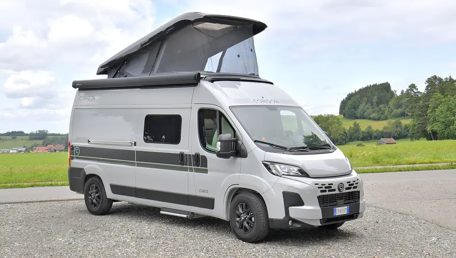 Campervans mit Aufstelldach Der Corigon CV 60 D statisch von schräg vorne rechts mit geöffnetem Aufstelldach.