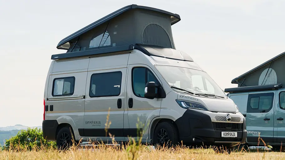 Campervans mit Aufstelldach Der Kompanja Zwei mit geöffnetem Aufstelldach von schräg vorne rechts.