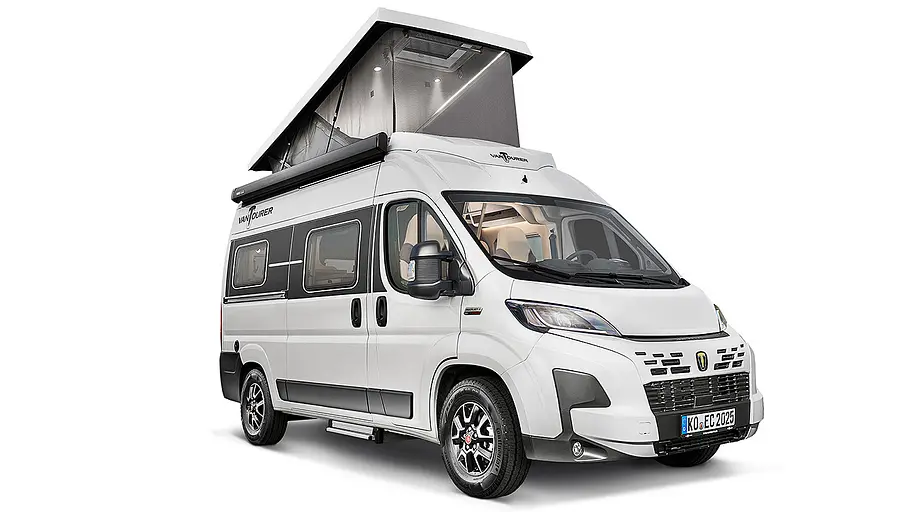 Campervans mit Aufstelldach Der Van Tourer 540 D statisch von vorne rechts, das Dach ist aufgestellt.