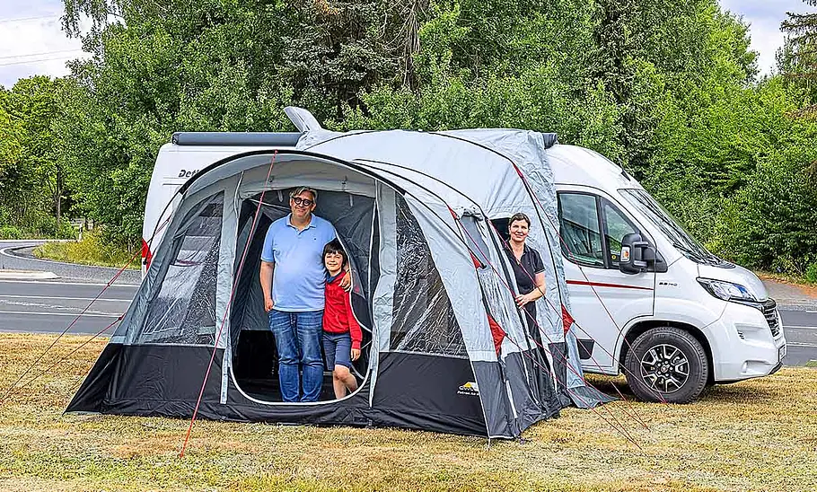 Tester im dwt-Wohnmobil-Vorzelt, fotografiert am Wohnmobil.