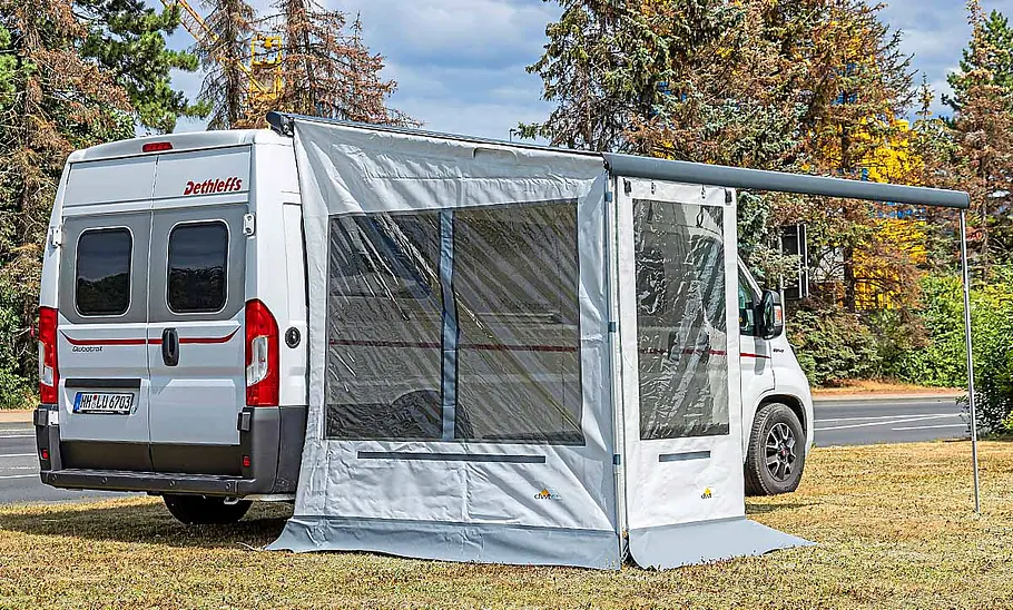 Seiten- und Frontmodul eines Wohnmobil-Vorzelts, fotografiert am Wohnmobil.