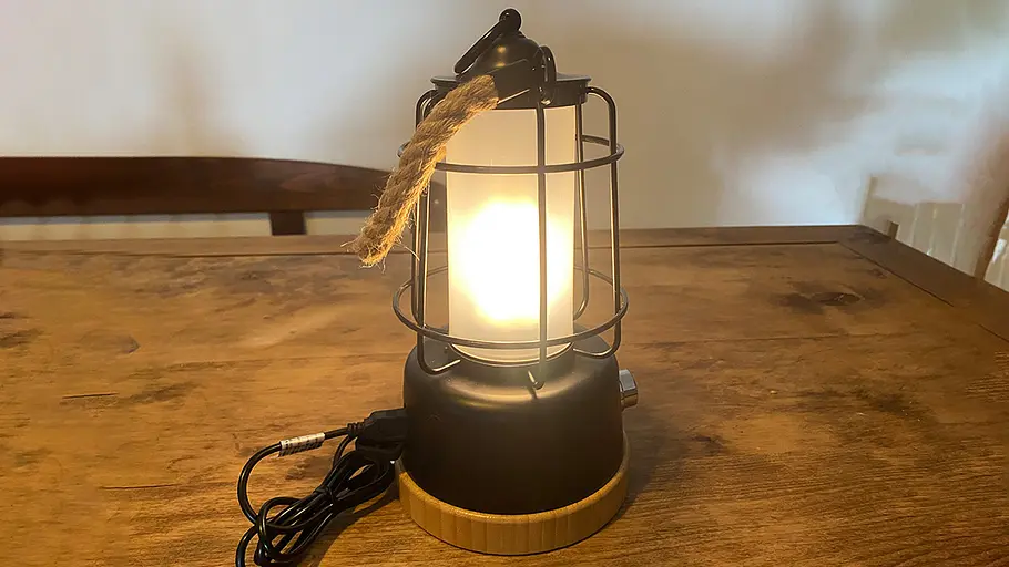 Brennenstuhl LED Akku-Campinglampe CAL 1 steht beim  Unboxing auf einem Holztisch.