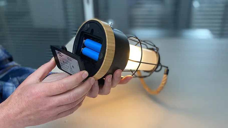 Eine Campinglampe im Labor in der Hand eines Testers.