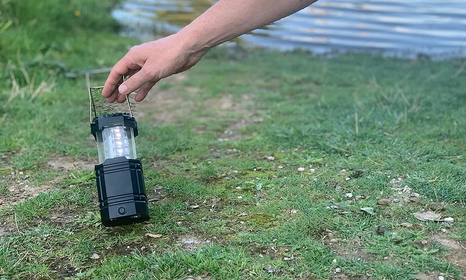 Mesqool LED-Campinglampe Solar, auf Rasen.