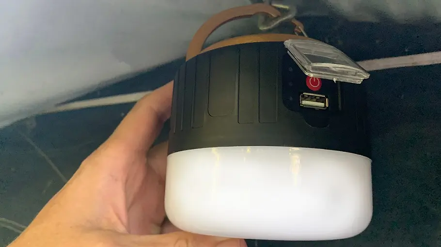 Flintronic-Campinglampe, Solar-LED, hängend.