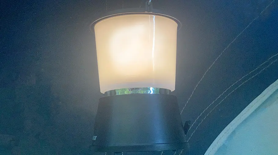 Blukar LED-Campinglampe hängend.