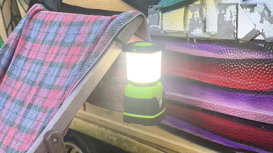 Lighting Ever (LE) LED Campinglampe ultrahell, an Stuhl.