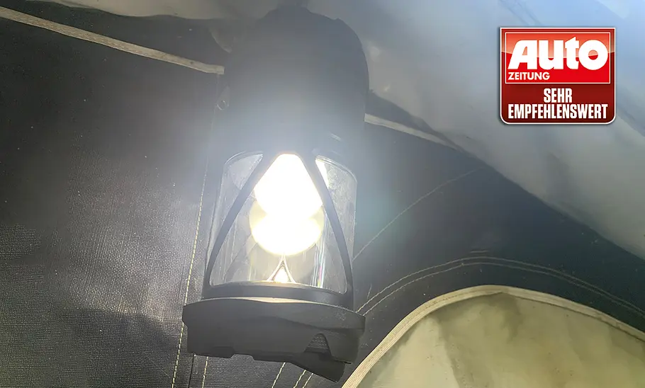 Die Campinglampe Varta Indestructible L30 Pro, hängt an einem Zelt.