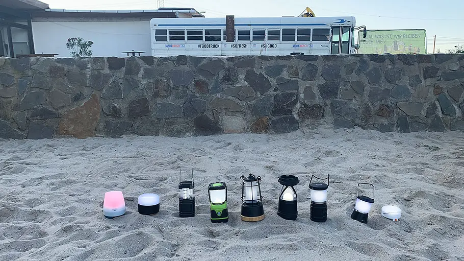 Campinglampen-Test: Das Bild zeigt Testanordnung am Strand.