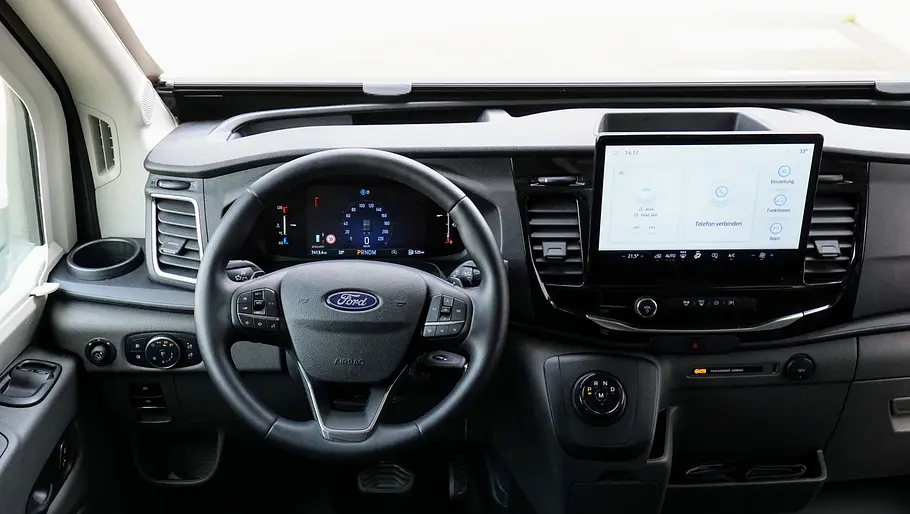 Das Cockpit des Forster T 669 EB auf Basis des Ford Transit.