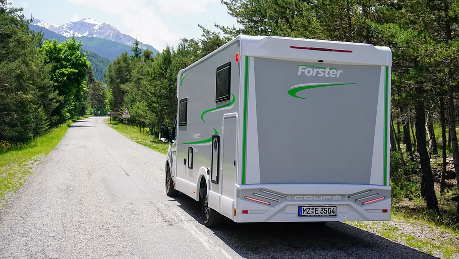 Der Forster T 669 EB statisch von schräg hinten links auf einer südfranzösischen Landstraße.