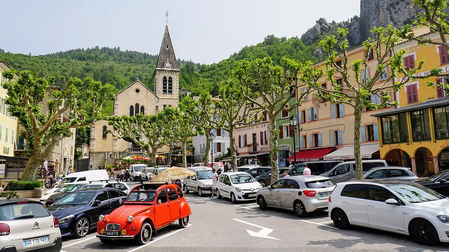 Blick auf das Stadtzentrum von Castellane.