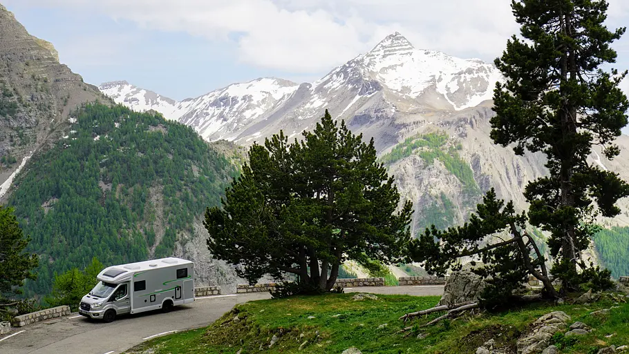 Der Forster T 669 EB statisch von schräg links vor einem Bergpanorama des Col de la Cayolle.