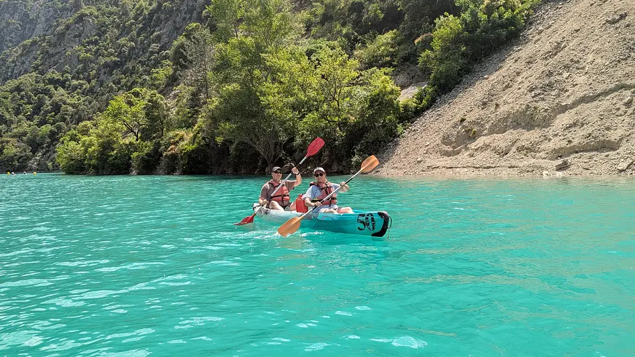 Zwei Personen in einem Kanu auf dem Lac de Saint Croix.