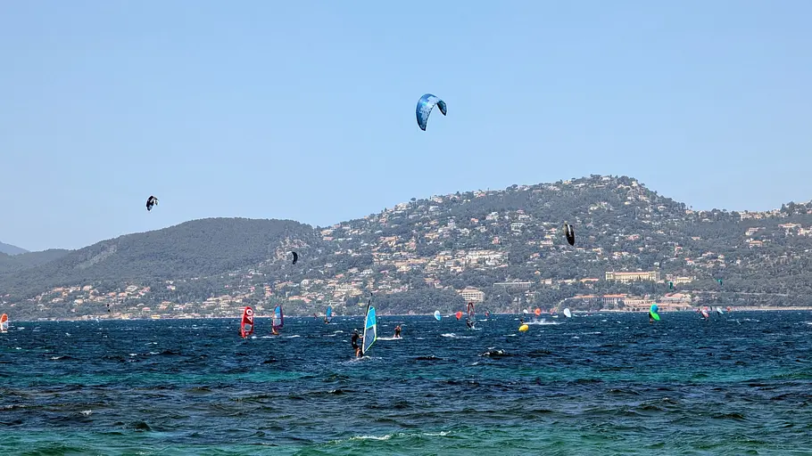 Kite-Surfer an der Côte dAzur im Bereich des Plage de lAlmanarre.