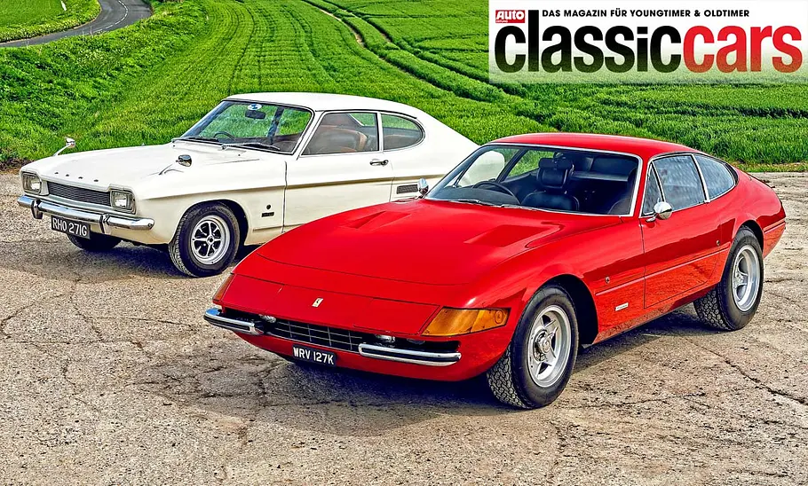 Ferrari 365 GTB/4 Daytona und Ford Capri stehend von schräg vorne. Im Hintergrund ein grün bewachsenes Feld.