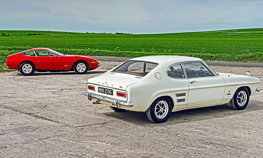 Ferrari 365 GTB/4 Daytona und Ford Capri stehend von schräg hinten.