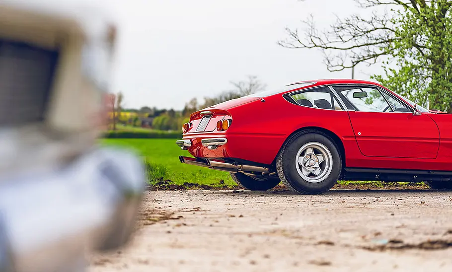 Blick von der Stoßstange des Ford Capri auf den Ferrari 365 GTB/4 Daytona.