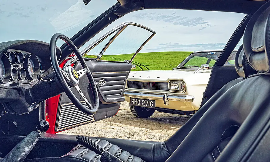 Blick aus dem Innenraum des Ferrari 365 GTB/4 Daytona auf den Ford Capri.