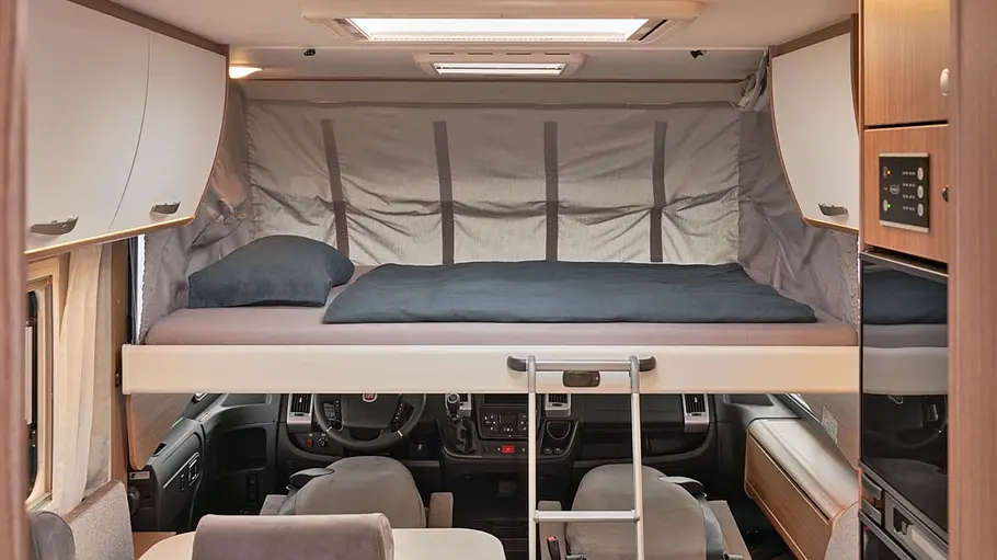Ansicht des Hubbett in der Fahrerkabine des Carado I449.