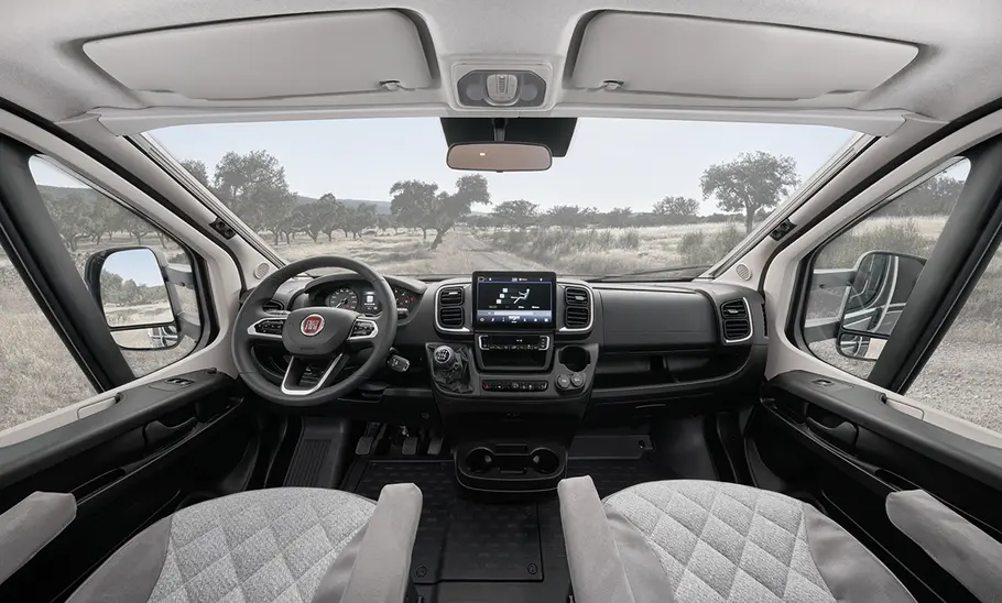 Carado T447 (2024) Das Bild das Cockpit des Carado T447 (2024) auf Basis des Fiat Ducato.