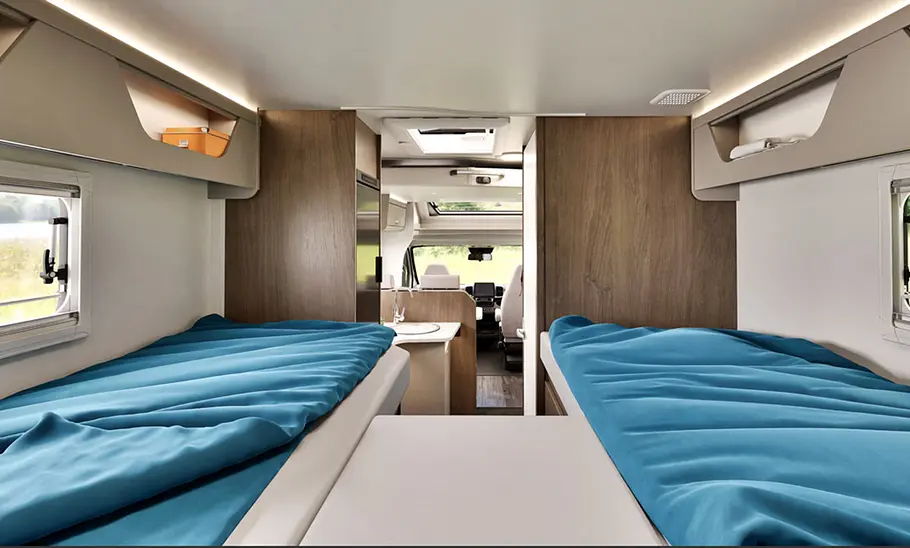 Das Schlafzimmer im Heck des Carado T328 (2025).